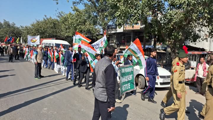 गणतंत्र दिवस के अवसर पर मेरठ नगर निगम तथा सामाजिक संस्था द ग्रोइंग पीपल द्वारा गणतंत्र मार्च निक